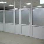 Перегородки пластиковые и алюминиевые.