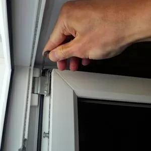 регулировка створки окна, двери.