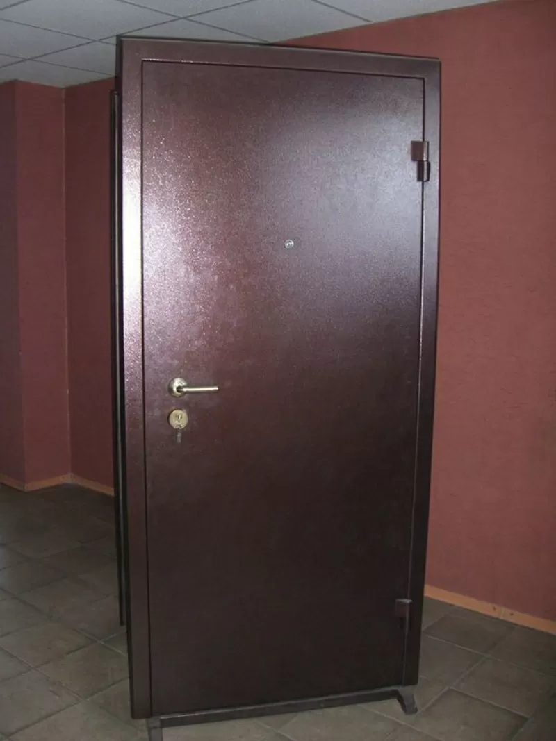 Авито двери квартиры. Входные двери металлические с коробом. Входная дверь металл металл с коробки. Железный двер. Входные железные двери железные.