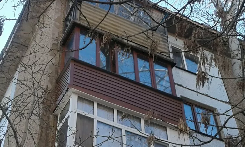 Обшивка балкона сайдингом.
