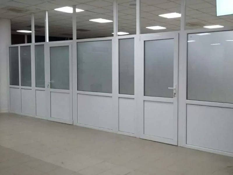 Перегородки пластиковые и алюминиевые.